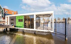 Beautiful Houseboat With Shared Pool